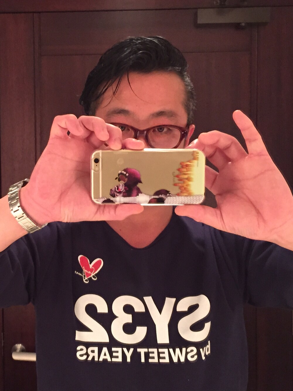 ブルー系のTシャツ/カットソー、ホワイト系のアナログ腕時計を着用したメンズの冬コーディネートの1枚目の写真