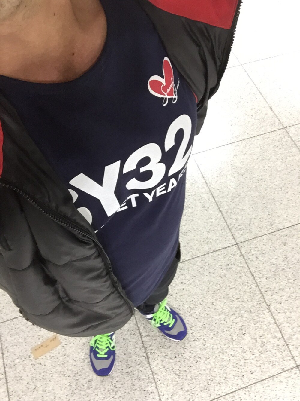 ブルー系のTシャツ/カットソー、ブラック系のその他パンツ、ブルー系のスニーカーを着用したメンズの冬コーディネートの1枚目の写真