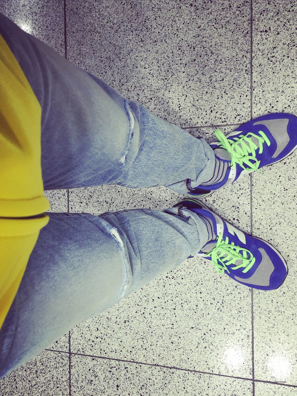 ブルー系のデニムパンツ、ブルー系のスニーカー、イエロー系のジャージを着用したメンズの冬コーディネートの1枚目の写真