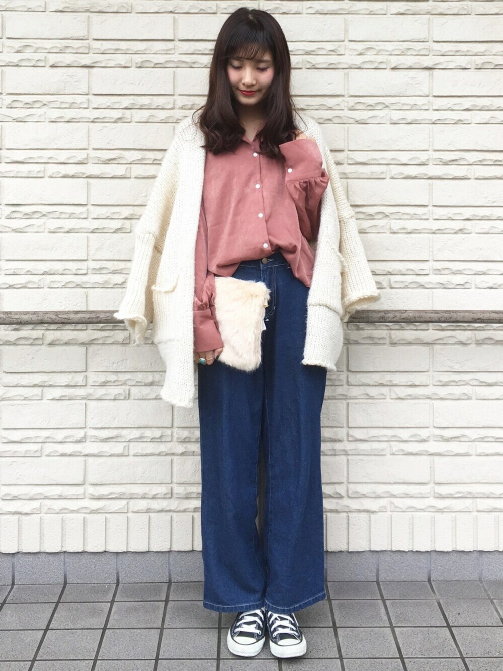「ベロア、ベロアトップス、ニット、ワイドパンツ、ワイドデニム、カジュアルコーデ、オトナカジュアル、converse、シンプル、シャツスタイル」｜「42Marketのアイテム（トップス、オレンジ系）」を使った、suzyさん（レディース・161cm）の秋コーディネートの1枚目の写真