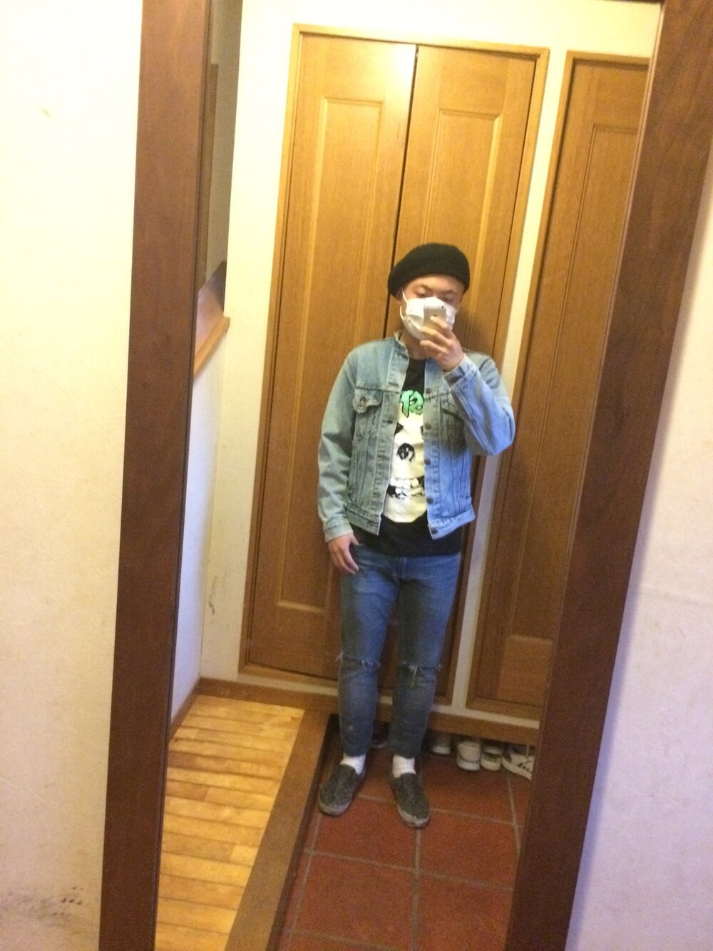 「ノーカラー、ダメージデニムパンツ、gdragon、デニム」｜「Levi'sのアイテム（デニムジャケット、ブルー系）」を使った、ササキさん（メンズ・172cm）の春コーディネートの1枚目の写真