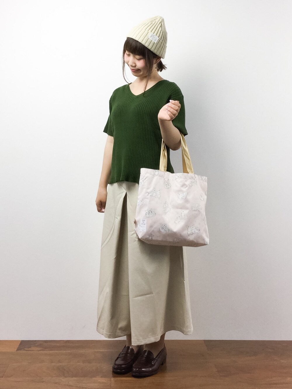 「ニット、グリーン、ニット帽、緑、パンツスタイル、ガウチョパンツ、ゆったりコーデ、ゆるコーデ、スカンツ、スカーチョ」｜「Kastaneの変形リブVニット（ニット/セーター、グリーン系）」を使った、ノ  ン  タ  ンさん（レディース・153cm）の夏コーディネートの1枚目の写真