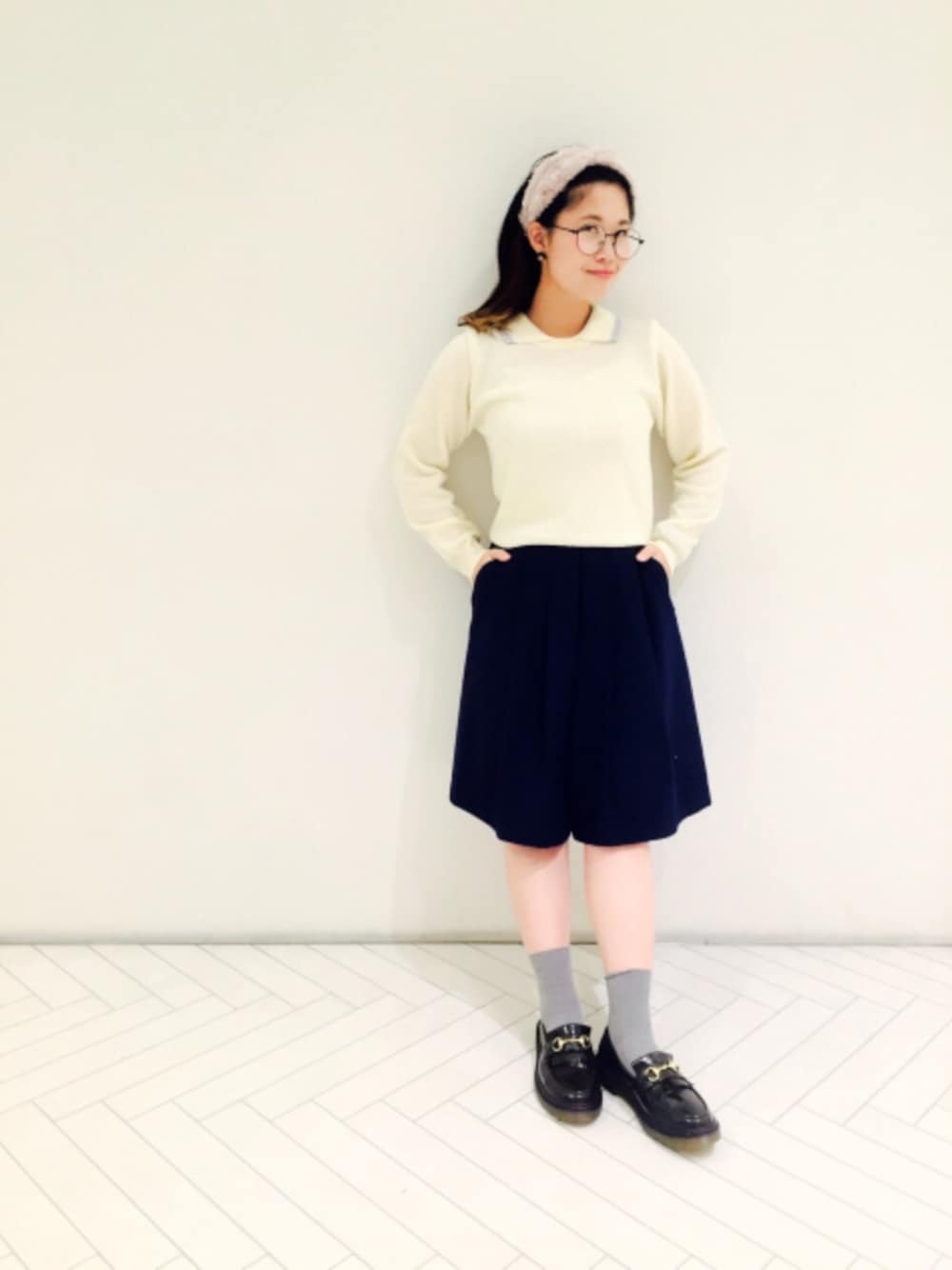「ファー小物、ヘアバンド、丸メガネ、スクールガール、襟付きトップス、ホワイトニット、ガウチョパンツ、キュロット、ニット×シャツ」｜「Kastaneの【Kastane】ハーフ丈タックキュロット（その他パンツ、ブルー系）」を使った、あんどぅーさん（レディース・155cm）の秋コーディネートの1枚目の写真