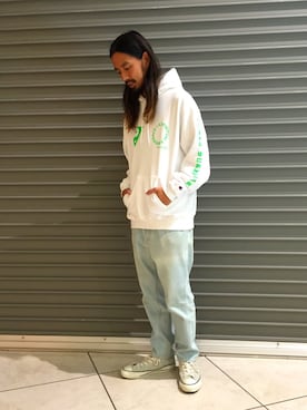 「Token Surfboardsのアイテム（パーカー、ホワイト系）」を使った、Tomoyoshi Tsuchiyaさん（メンズ・175cm）の冬コーディネート