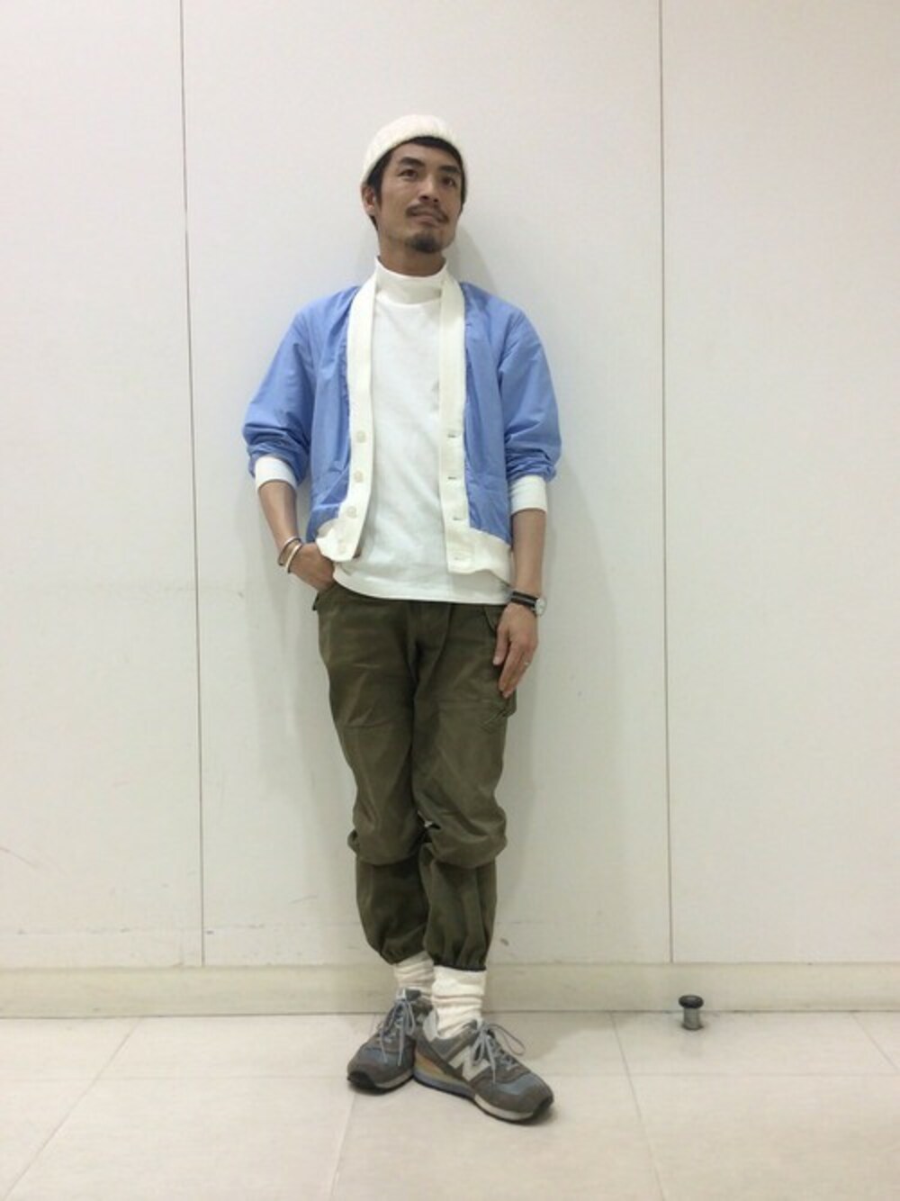 「BEAMS PULS、KAPTAIN SUNSHINE、ANATOMICA、dip、ホワイト、サックスブルー、カーディガン、ミリタリーパンツ、シャツカーディガン、New Balance」｜「Kaptain Sunshineのアイテム（カーディガン/ボレロ、ブルー系）」を使った、haraShinさん（メンズ・166cm）の春コーディネートの1枚目の写真