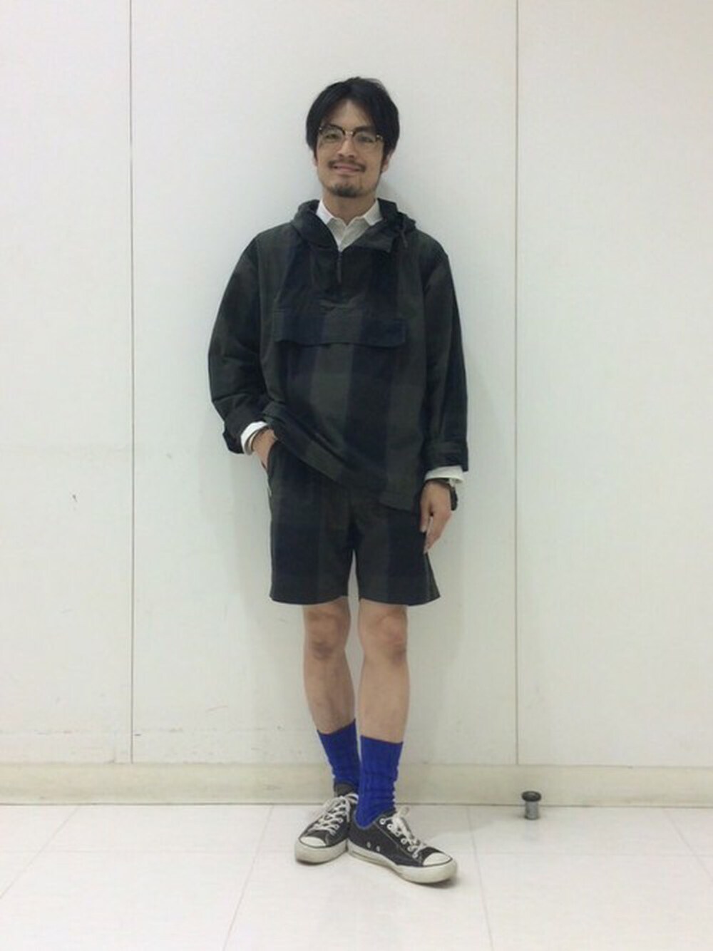 「チェック、セットアップ、converse、別注、ショーツ、beams plus、アノラックパーカー、KAPTAIN SUNSHINE」｜「BEAMS PLUSのKAPTAIN SUNSHINE×BEAMS PLUS / 別注 キャリーパーカ（ブルゾン、ブルー系）」を使った、haraShinさん（メンズ・166cm）の春コーディネートの1枚目の写真