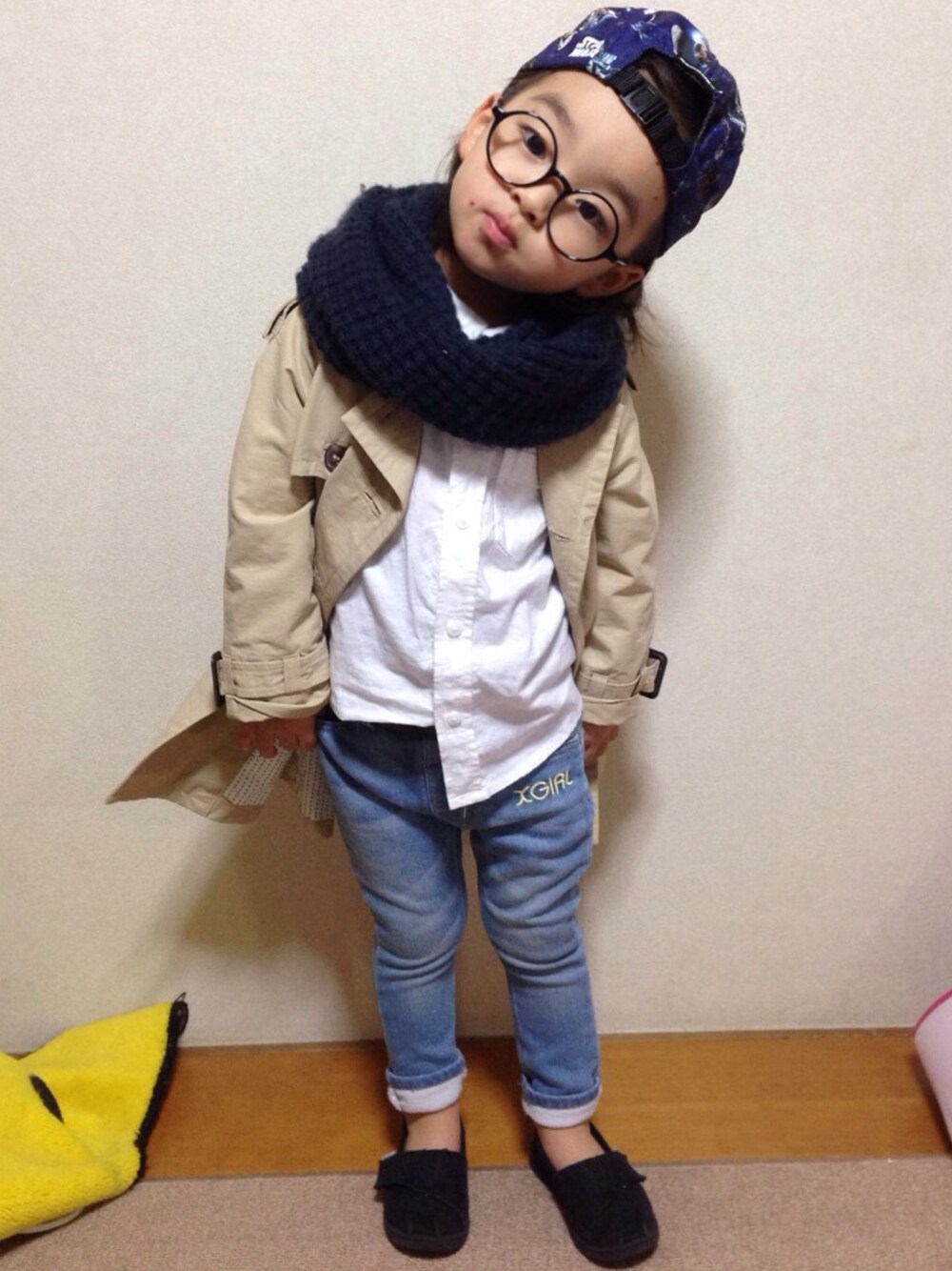 「子供服、キッズコーデ、kids、ZARA、ZARA KIDS、xgirl、Xgirl stage、白シャツ、トレンチコート、めがね」｜「XLARGE KIDSのSTAR WARS ALL OVER CAMP CAP（キャップ、ブルー系）」を使った、ru_iiさん（キッズ・100cm）の冬コーディネートの1枚目の写真