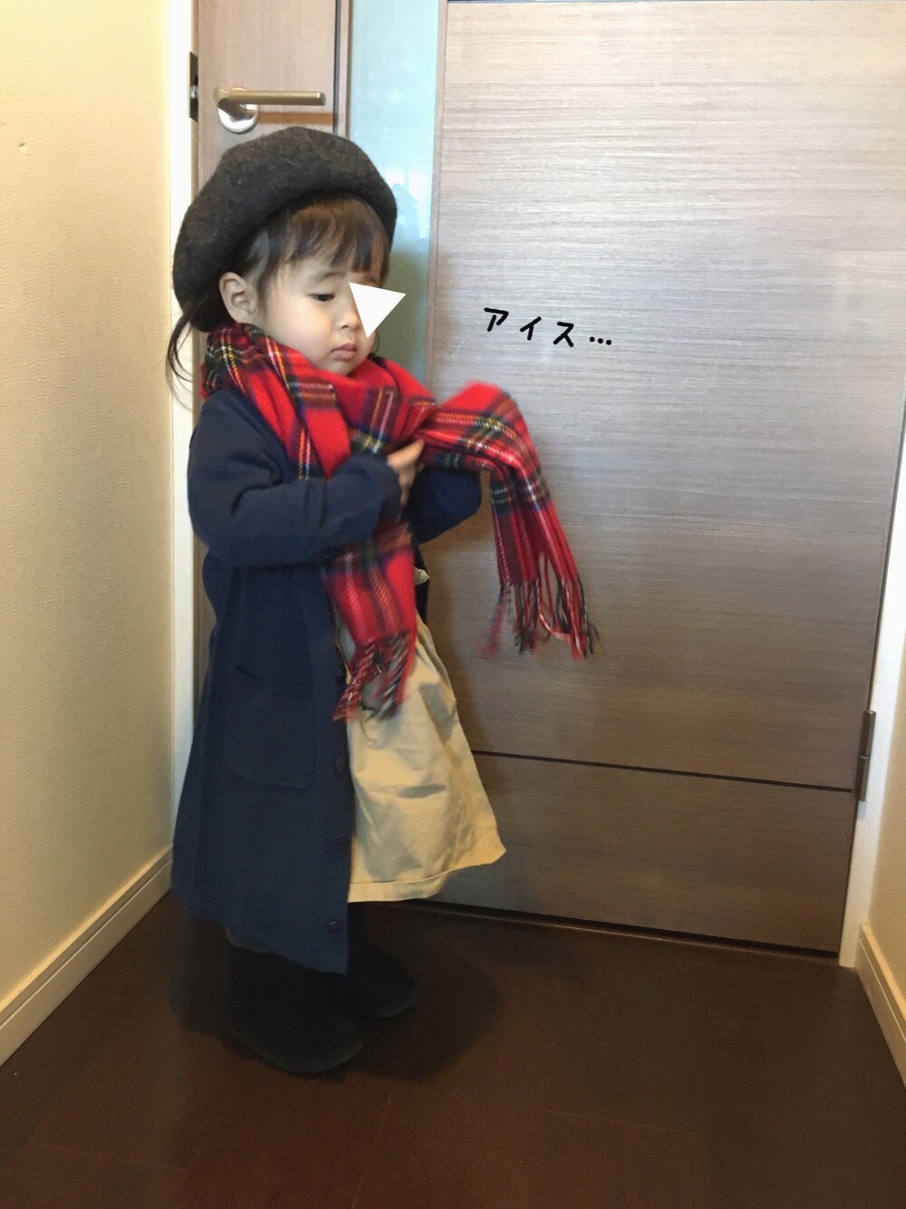 「キッズコーデ、kids、ロングカーディガン、赤チェック、マフラー、ベレー帽」｜「Handmadeのアイテム（スカート、ベージュ系）」を使った、Ripiさん（キッズ・90cm）の冬コーディネートの1枚目の写真