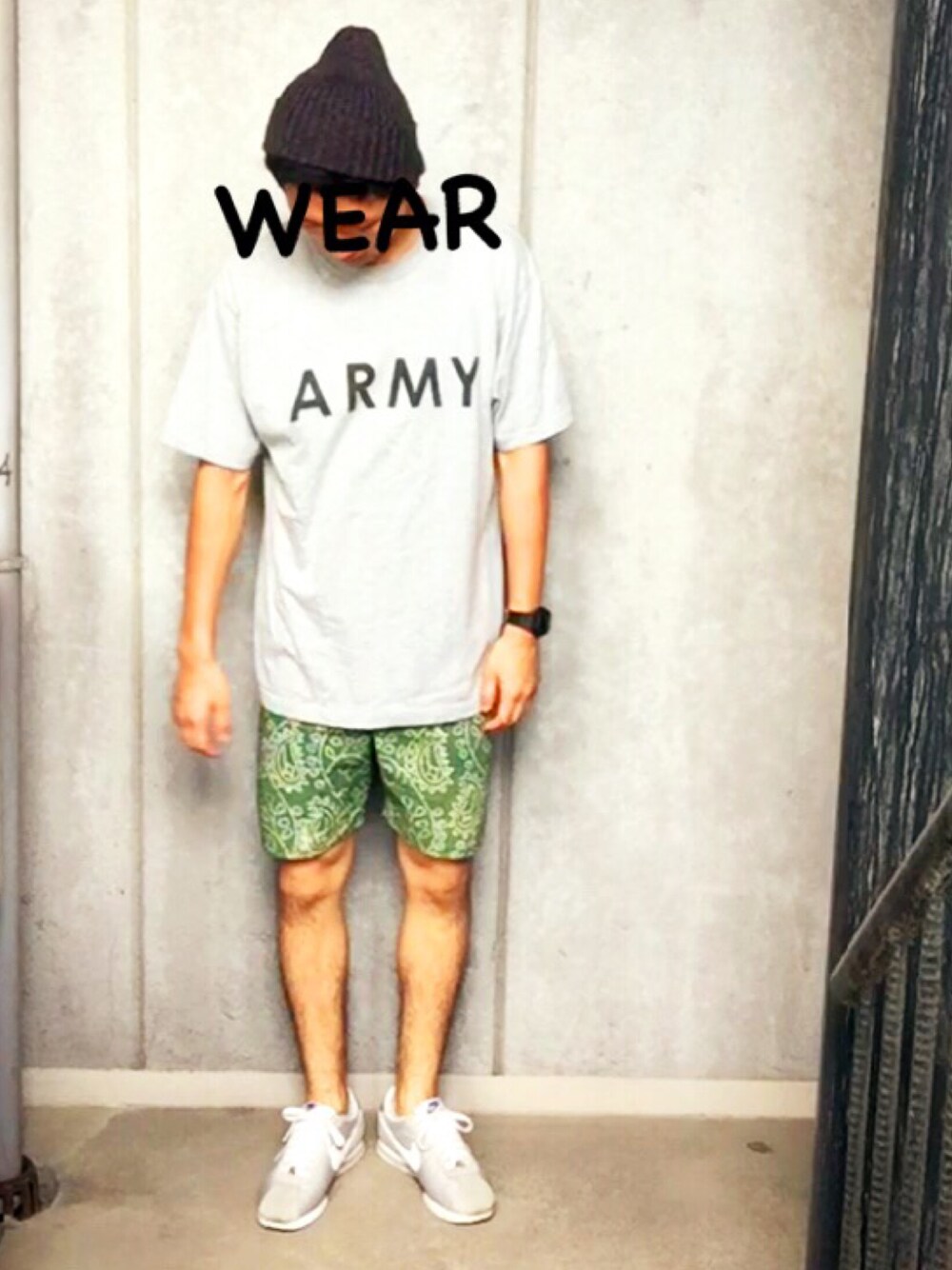 グレー系のスニーカー、グレー系のTシャツ/カットソー、グリーン系の水着を着用したメンズの夏コーディネートの1枚目の写真
