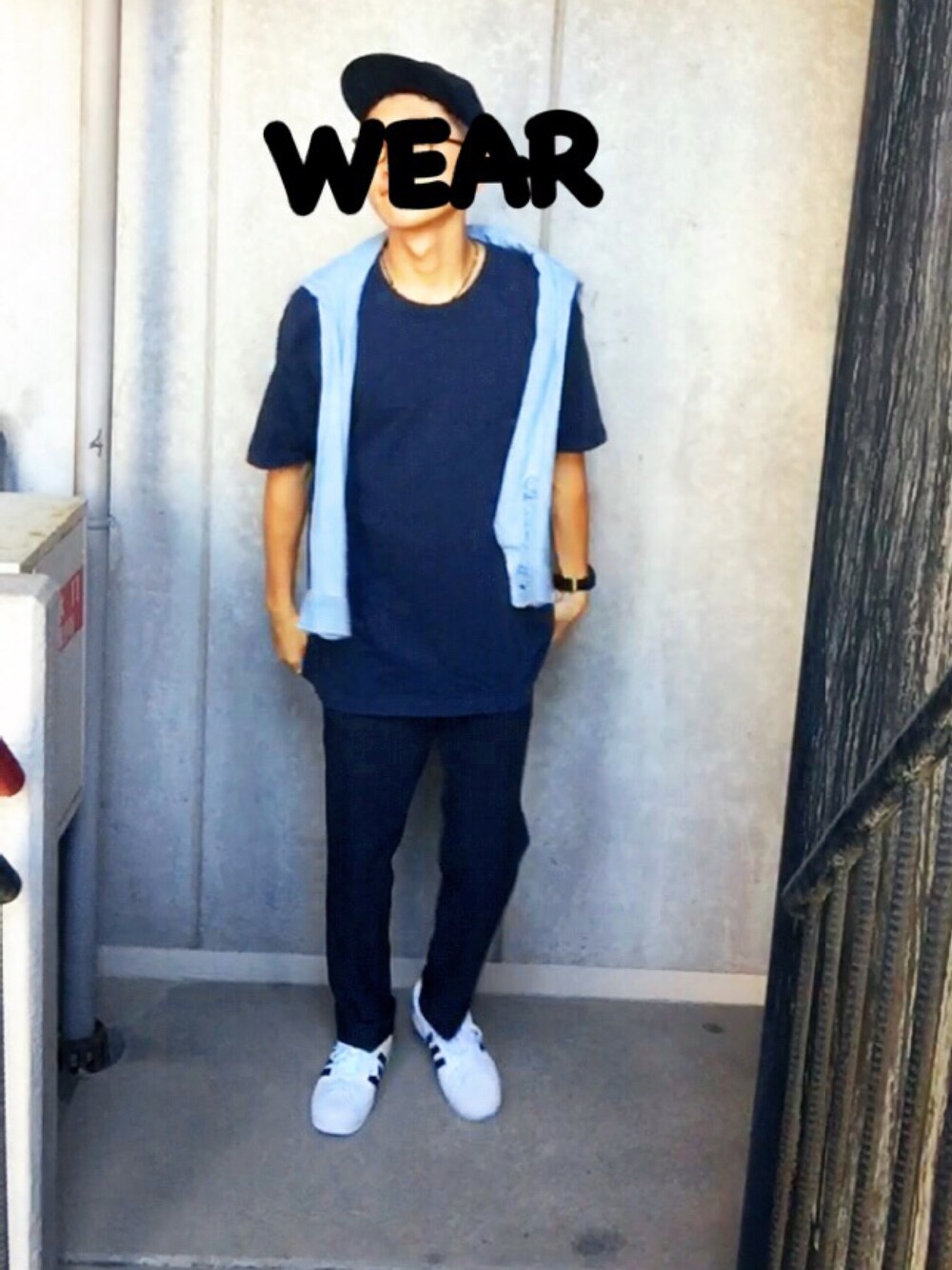 ブルー系のシャツ/ブラウス、ブルー系のスラックス、ホワイト系のスニーカーを着用したメンズの夏コーディネートの1枚目の写真