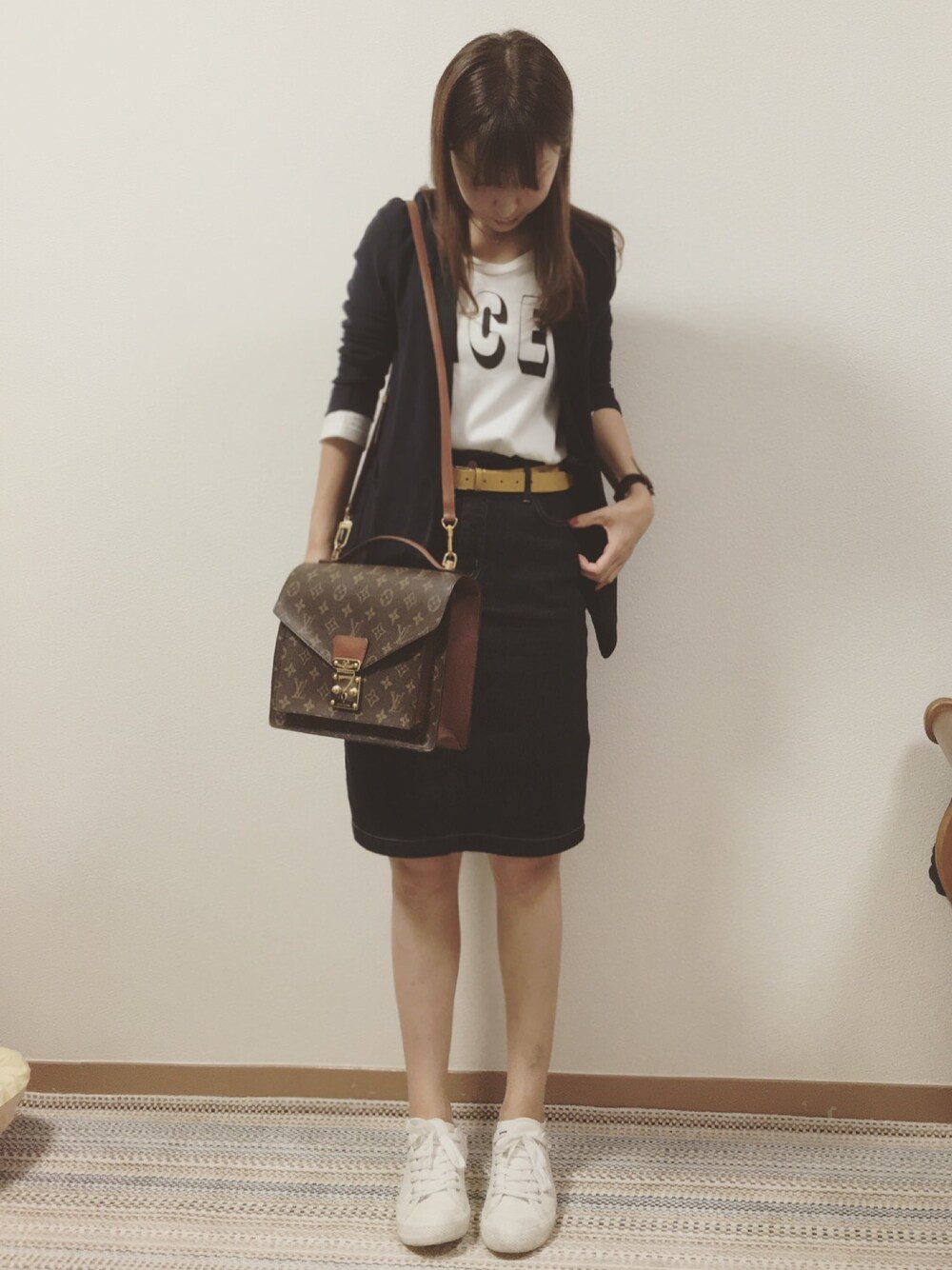 「ジャケット、LouisVuitton、Adam et Rope'、A.P.C.、converse、スニーカー、デニムスカート、大人カジュアル」｜「MARGARET HOWELLのMILITARY CANVAS（スニーカー、ホワイト系）」を使った、M☺︎kiさん（レディース・163cm）の春コーディネートの1枚目の写真
