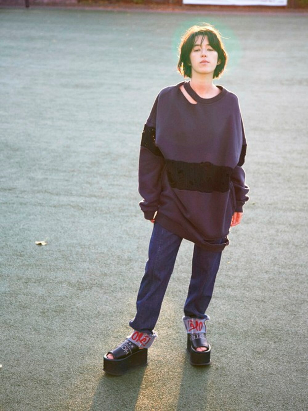 「デニム、刺繍、デニムパンツ、ユニセックス、PAMEO POSE、クラッシュ、パメオポーズ」｜「PAMEO POSEのＣＡＮＩＳ ＳＷＥＡＴ ＰＵＬＬＯＶＥＲ（スウェット、グレー系）」を使った、PAMEO POSEさん（レディース・165cm）の冬コーディネートの1枚目の写真