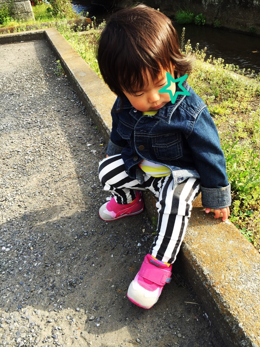 「公園、しましま、デニムジャケット」｜「赤ちゃん本舗のアイテム（Tシャツ/カットソー、イエロー系）」を使った、megさん（キッズ・80cm）の春コーディネートの1枚目の写真