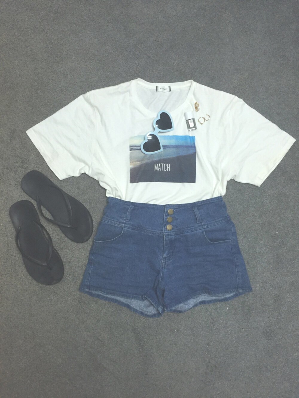 「ootd、海コーデ、青コーデ、HOLLISTER、WEGO、受験生、AOTOCLOSET」｜「WEGOのアイテム（Tシャツ/カットソー、ホワイト系）」を使った、A O T Oさん（レディース・169cm）の夏コーディネートの1枚目の写真