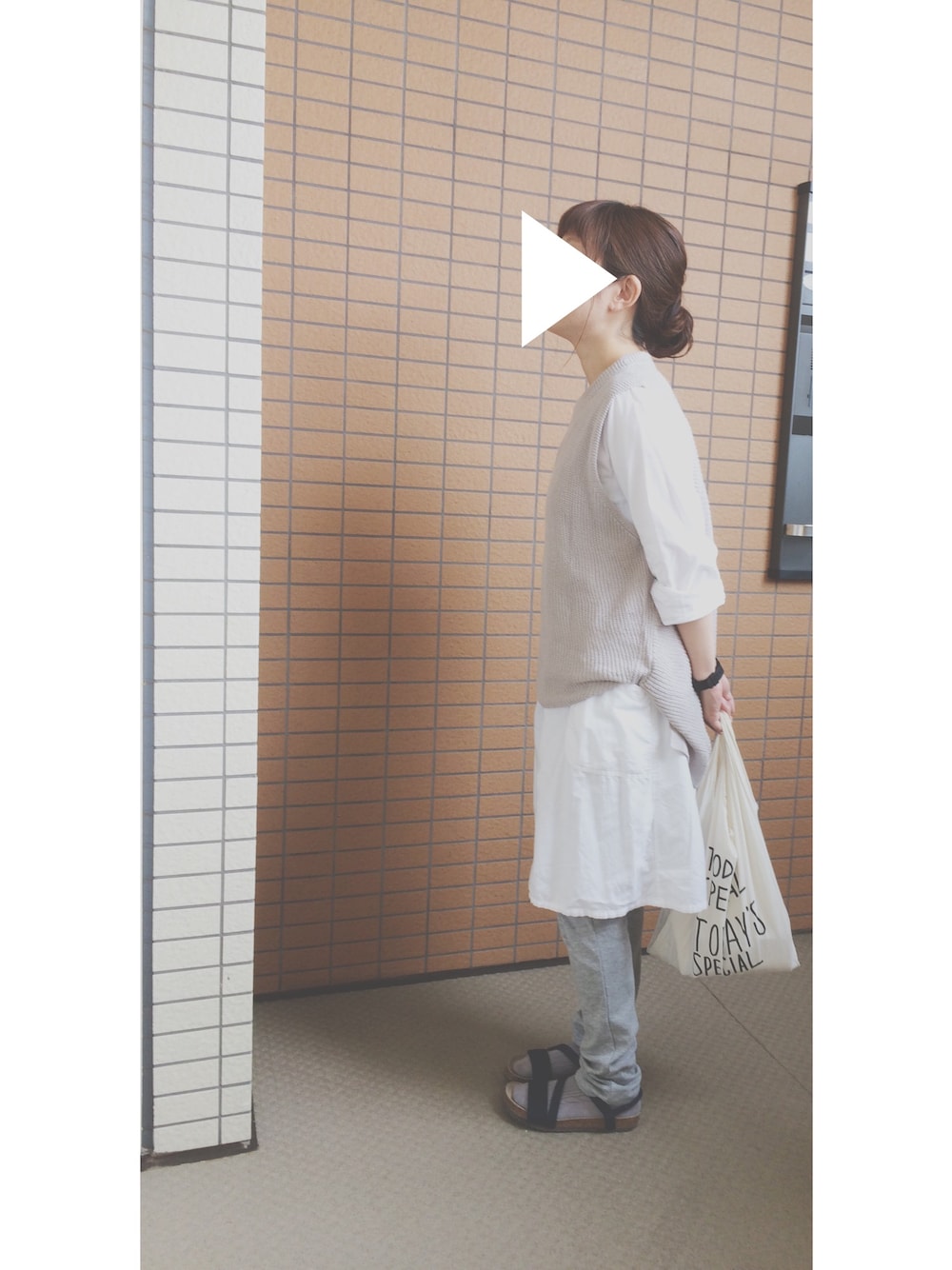 「ママコーデ、おうちスタイル、ホワイト、秋のコーデ、大人カジュアル、スーパームーン、刺繍」｜「08Madのアイテム（レギンス/スパッツ、グレー系）」を使った、maico_さん（レディース・153cm）の秋コーディネートの1枚目の写真