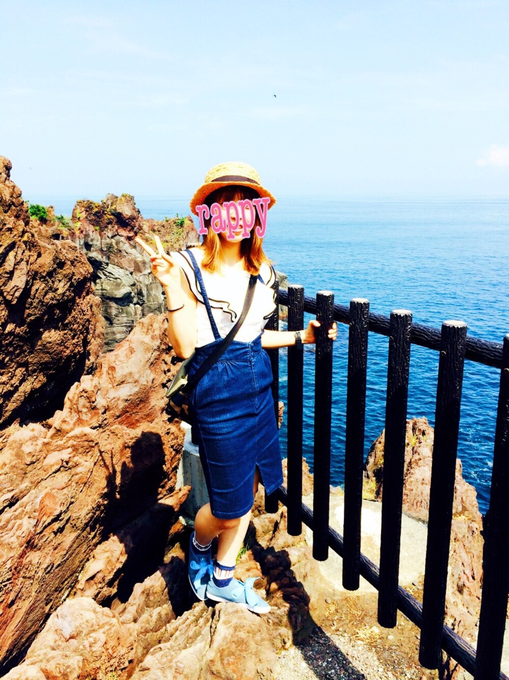 ブルー系のスカート、ブルー系のスニーカー、その他のメッセンジャーバッグを着用したレディースの夏コーディネートの1枚目の写真