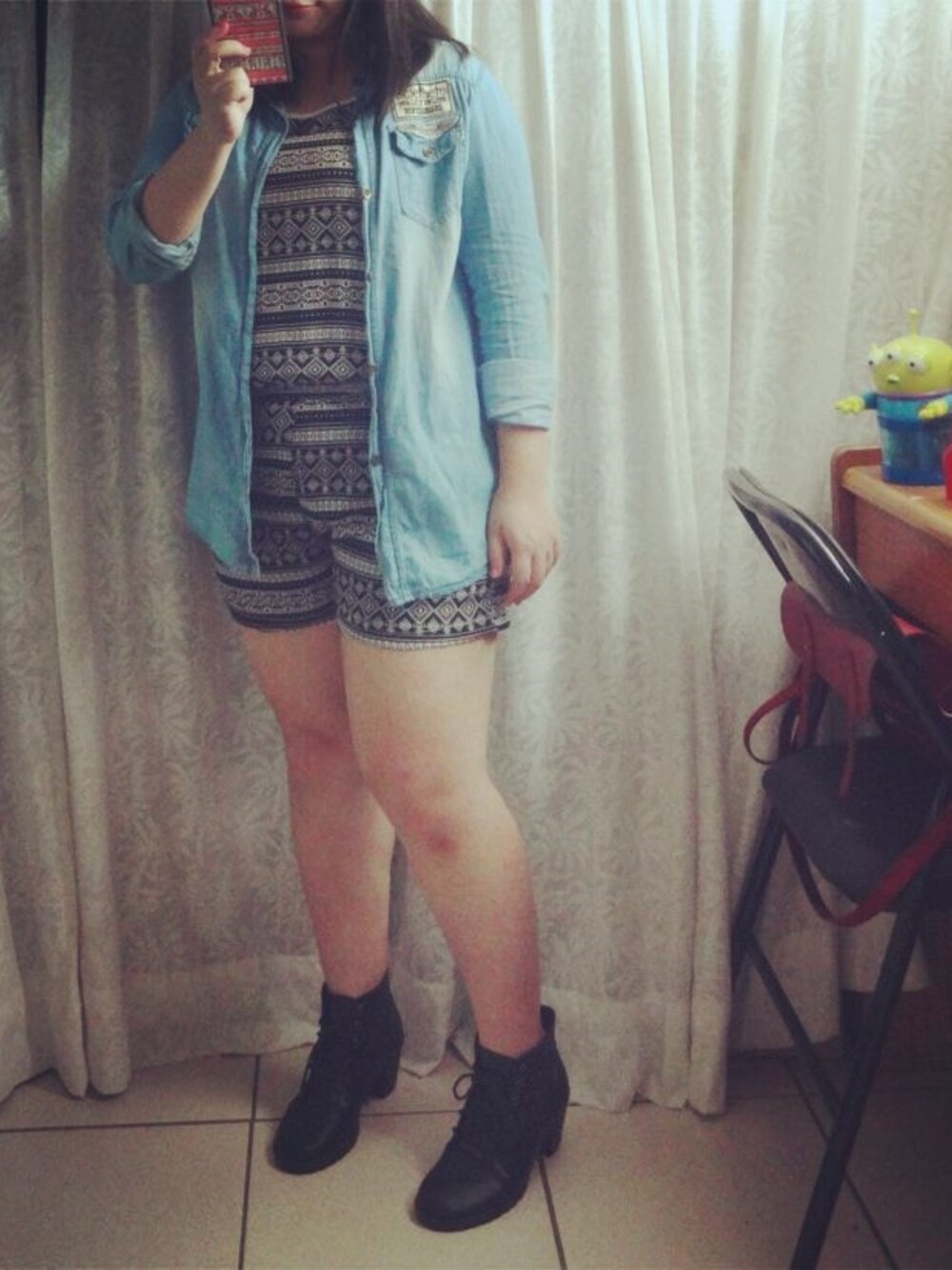 ブラック系のつなぎ/オールインワン、ブラック系のブーツ、ブルー系のシャツ/ブラウスを着用したレディースの秋コーディネートの1枚目の写真