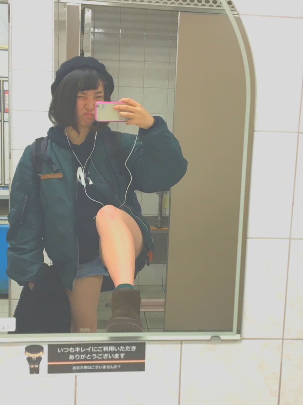 「休日スタイル、ミリタリージャケット、高校生、ベレー帽、ootd、カジュアル、スポーティ、冬、ムートンブーツ」｜「WEGOのアイテム（パーカー、ブラック系）」を使った、かってぃさん（レディース・159cm）の冬コーディネートの1枚目の写真