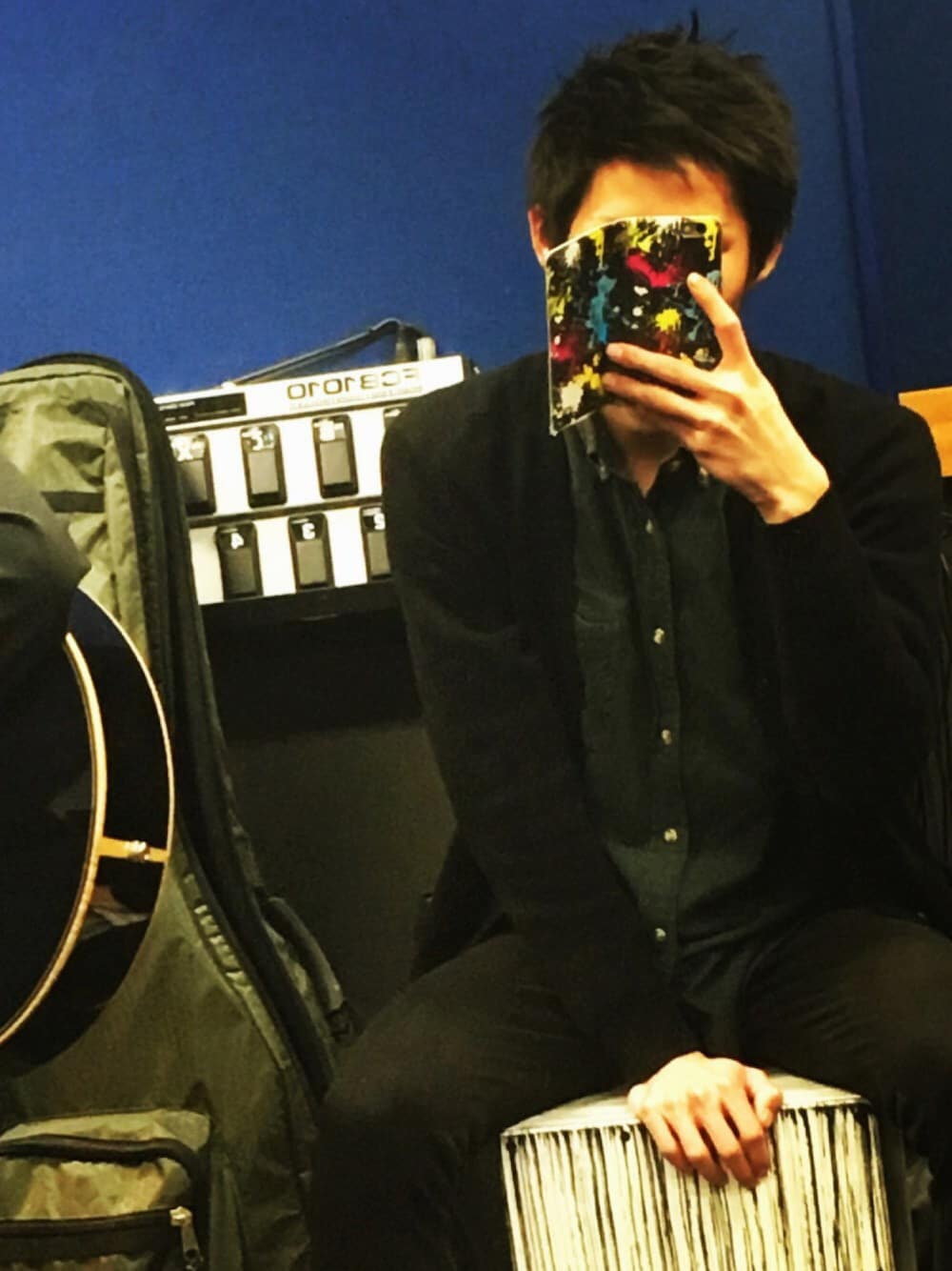 ブラック系のカーディガン/ボレロ、ブラック系のデニムパンツ、グリーン系のシャツ/ブラウスを着用したメンズの秋コーディネートの1枚目の写真