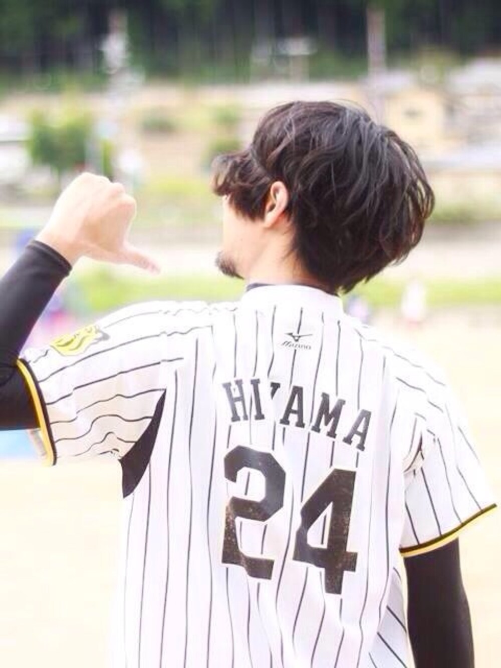 「野球、阪神タイガース、背中で語る」｜「阪神タイガースの桧山 24（Tシャツ/カットソー、ホワイト系）」を使った、ナガオさん（メンズ・182cm）の秋コーディネートの1枚目の写真