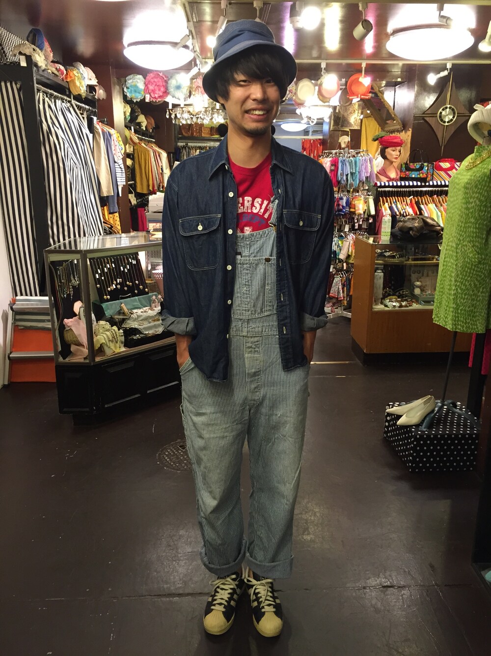 ブルー系のシャツ/ブラウス、レッド系のTシャツ/カットソー、ホワイト系のサロペット/オーバーオールを着用したメンズの春コーディネートの1枚目の写真