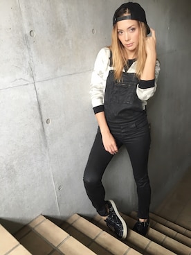 「DIESEL（ディーゼル）のアイテム（サロペット/オーバーオール）」を使った、土屋アンナさん（レディース・168cm）の秋コーディネート