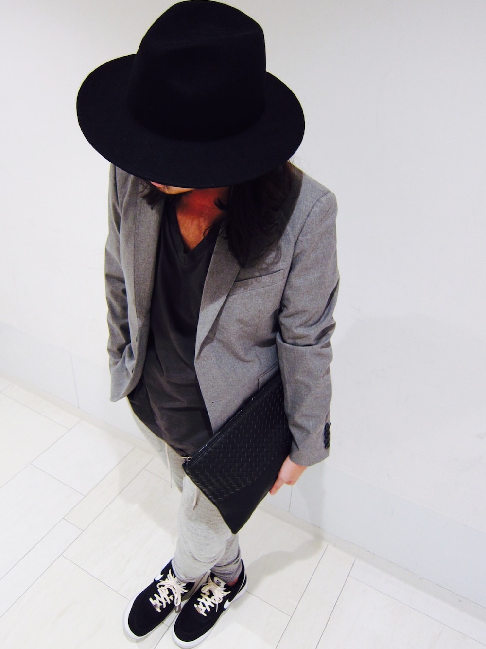 グレー系のテーラードジャケット、ブラック系のスニーカーを着用したメンズの秋コーディネートの1枚目の写真