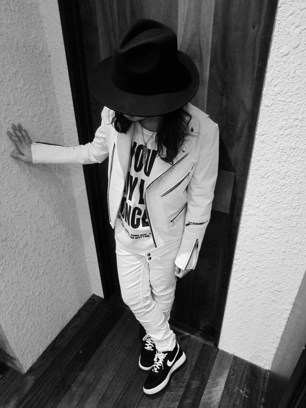 ホワイト系のライダースジャケットを着用したメンズの秋コーディネートの1枚目の写真