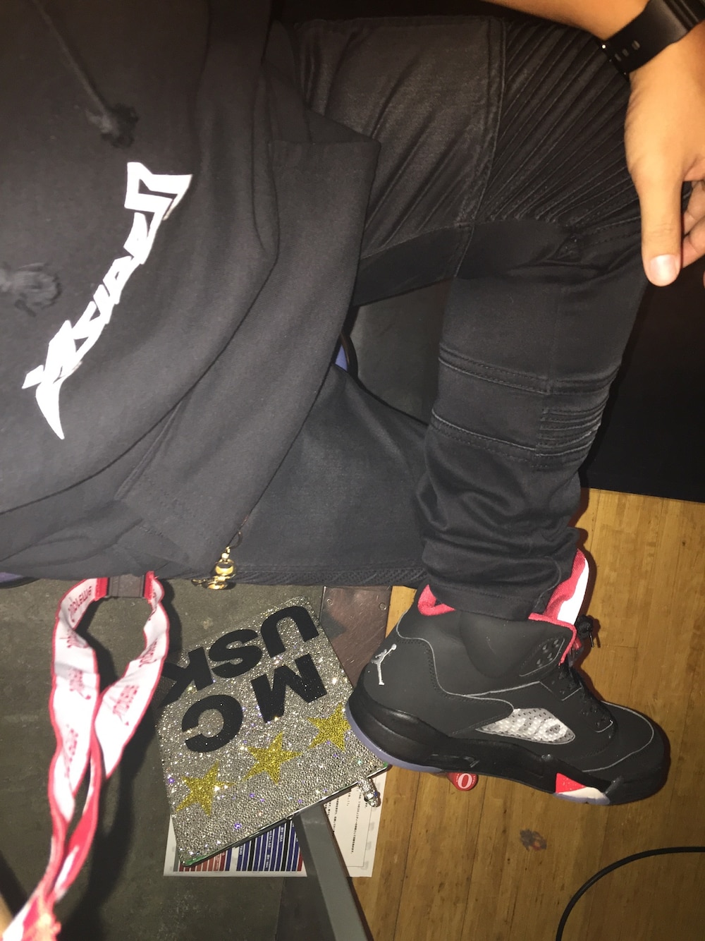 「NEWERA、black、idiot、aside、G-SHOCK、REPRESENT、Jordan、supreme」｜「idiotのアイテム（パーカー、ブラック系）」を使った、MC USKさん（メンズ・158cm）の秋コーディネートの1枚目の写真