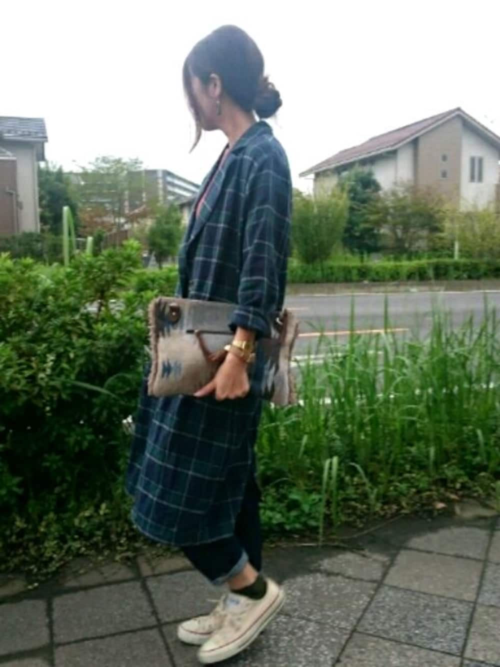 その他のその他アウター、オレンジ系のTシャツ/カットソー、その他のクラッチバッグを着用したレディースの秋コーディネートの1枚目の写真