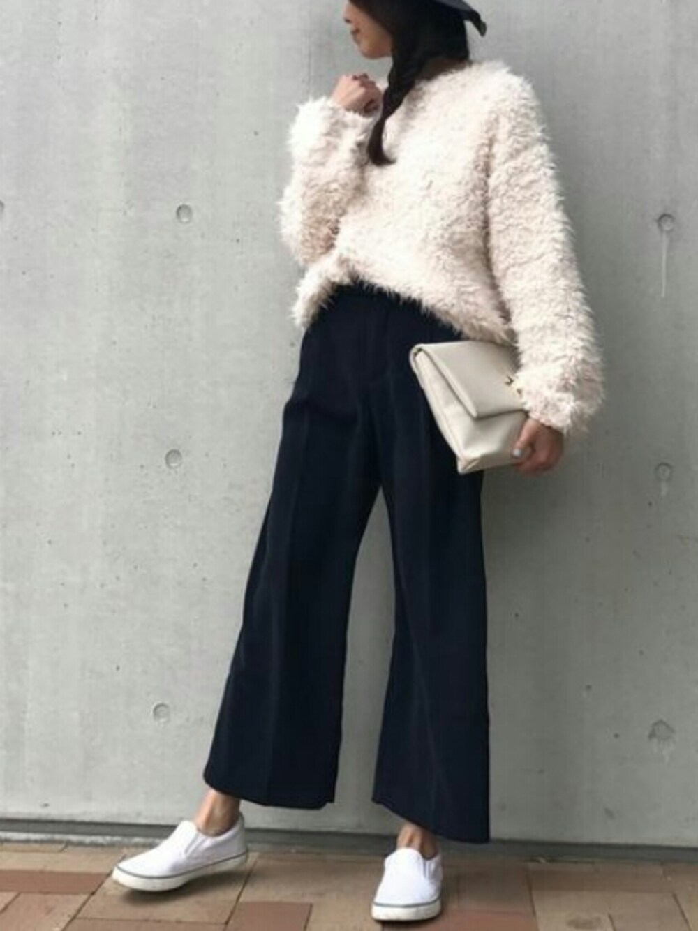 「カジュアル、オトナ女子、copine、プチプラ、ホワイト、GU、ハット、スニーカー、アダルトおカワたん部、streetstyle」｜「copineのネイビーのみ再入荷！！大人可愛い丸首ふわふわフェイクファープルオーバー（4color）（ニット/セーター、その他）」を使った、ikuさん（レディース・161cm）の秋コーディネートの1枚目の写真