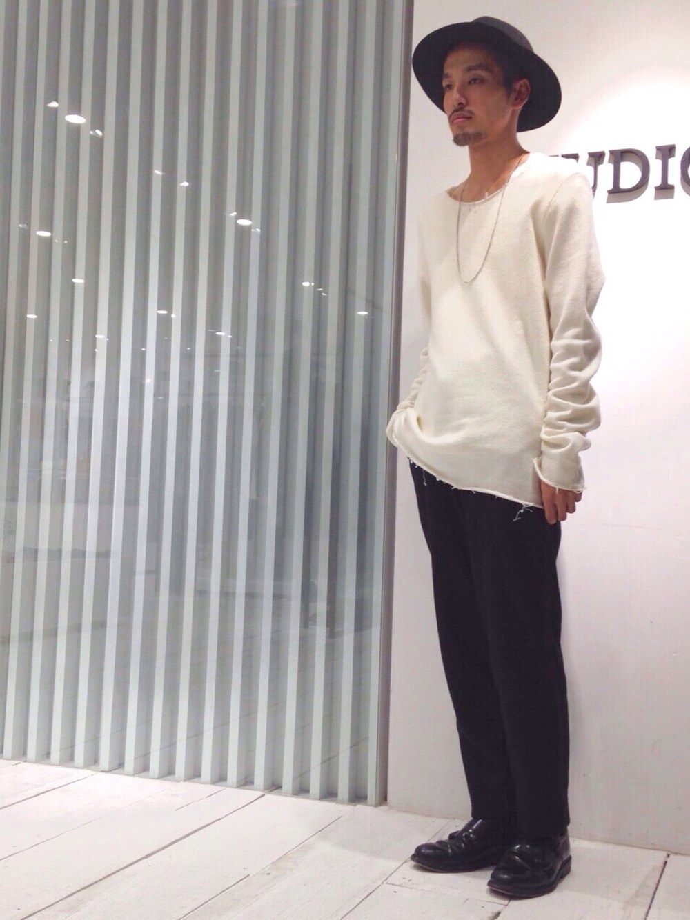 「STUDIOUS、STUDIOUS名古屋店、The Letters、08sircus、ハイゲージニット、白ニット、ダブルモンク、側章、グランジ、ハット」｜「The Lettersのアイテム（ニット/セーター、ホワイト系）」を使った、Ryuto Kitaさん（メンズ・170cm）の秋コーディネートの1枚目の写真