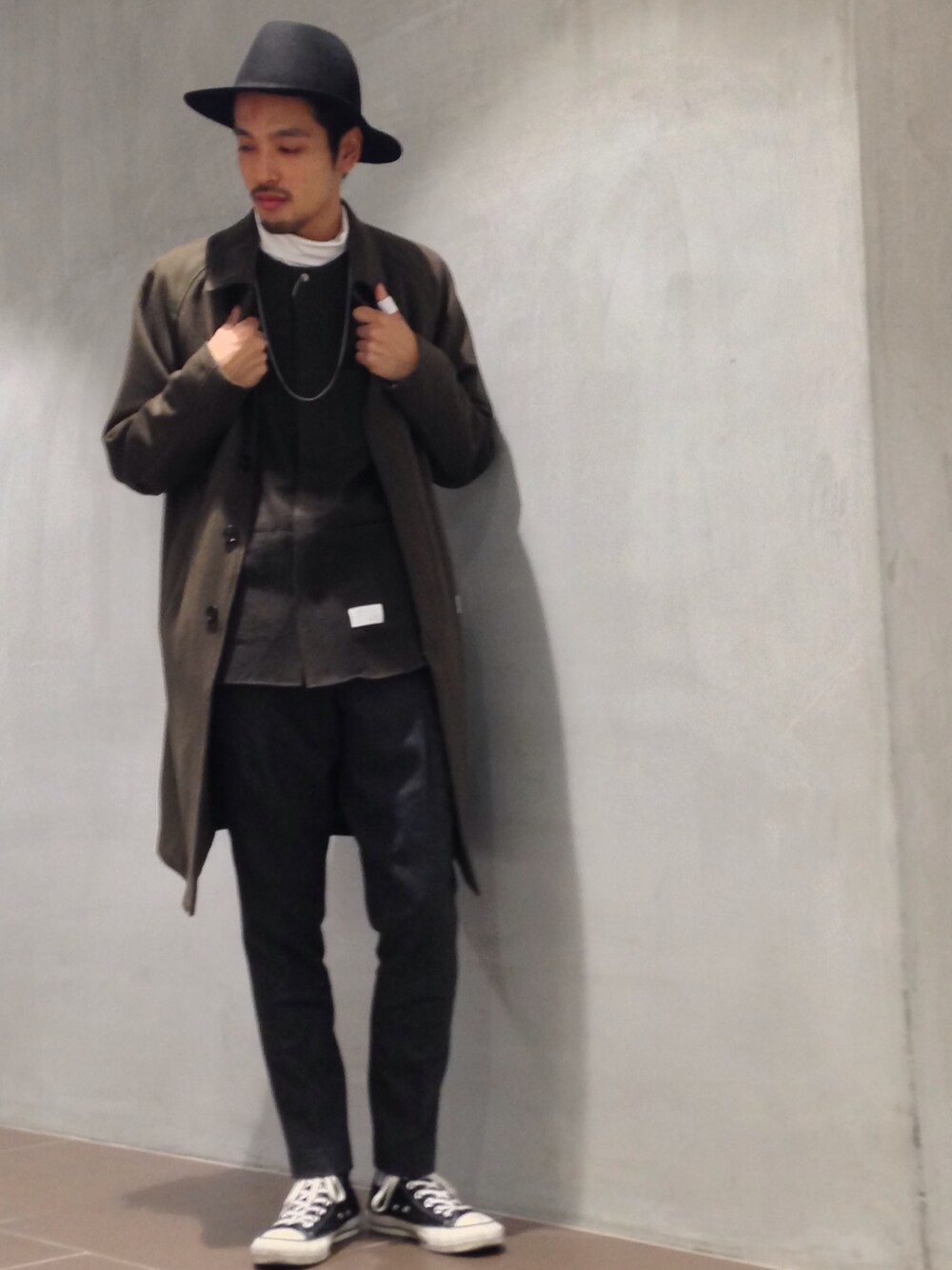 「name.、STUDIOUS、STUDIOUS名古屋店、別注、STUDIOUS別注、ステンカラーコート、カーキ、ノーカラーシャツ、Aラインコート、ハイカットスニーカー」｜「Name.のアイテム（ステンカラーコート、その他）」を使った、Ryuto Kitaさん（メンズ・170cm）の秋コーディネートの1枚目の写真