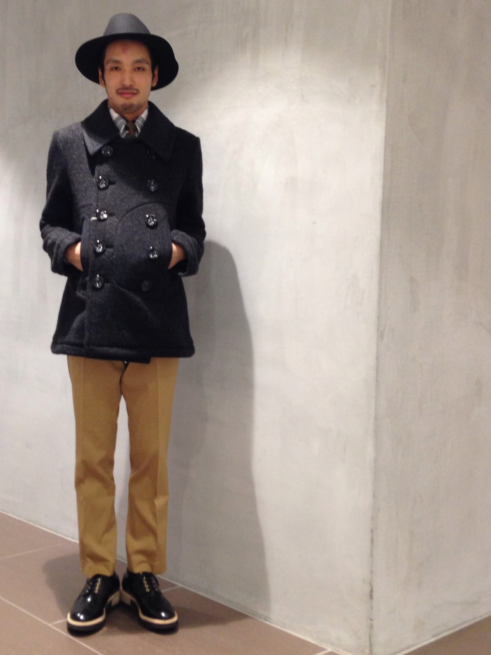 「ROBES&CONFECTIONS、soe、soe shirts、Newly Ties、MIHARAYASUHIRO、Pコート、アースカラー、カーキ、STUDIOUS、STUDIOUS名古屋店」｜「ROBES&CONFECTIONSのアイテム（ピーコート、グレー系）」を使った、Ryuto Kitaさん（メンズ・170cm）の秋コーディネートの1枚目の写真