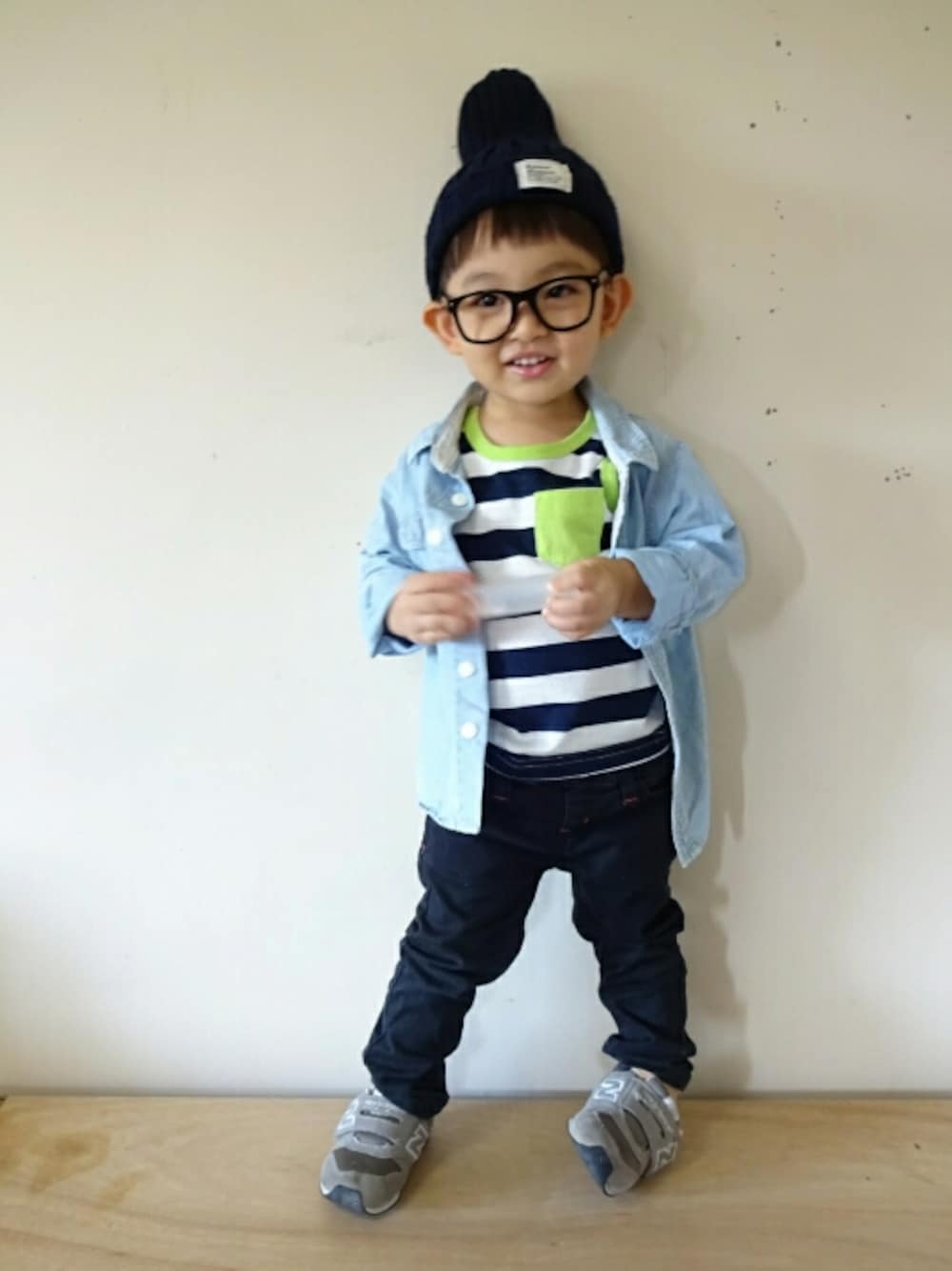 「プチプラコーデ、おとこのこ、デニムシャツ、ボーダートップス、ちびボーダー族、ニット帽、メガネ男子、公園スタイル、ニューバランス、キッズコーデ」｜「NEW BALANCEのnew balance(ニューバランス) FS996 161996（スニーカー、グレー系）」を使った、あお✳さん（キッズ・80cm）の秋コーディネートの1枚目の写真
