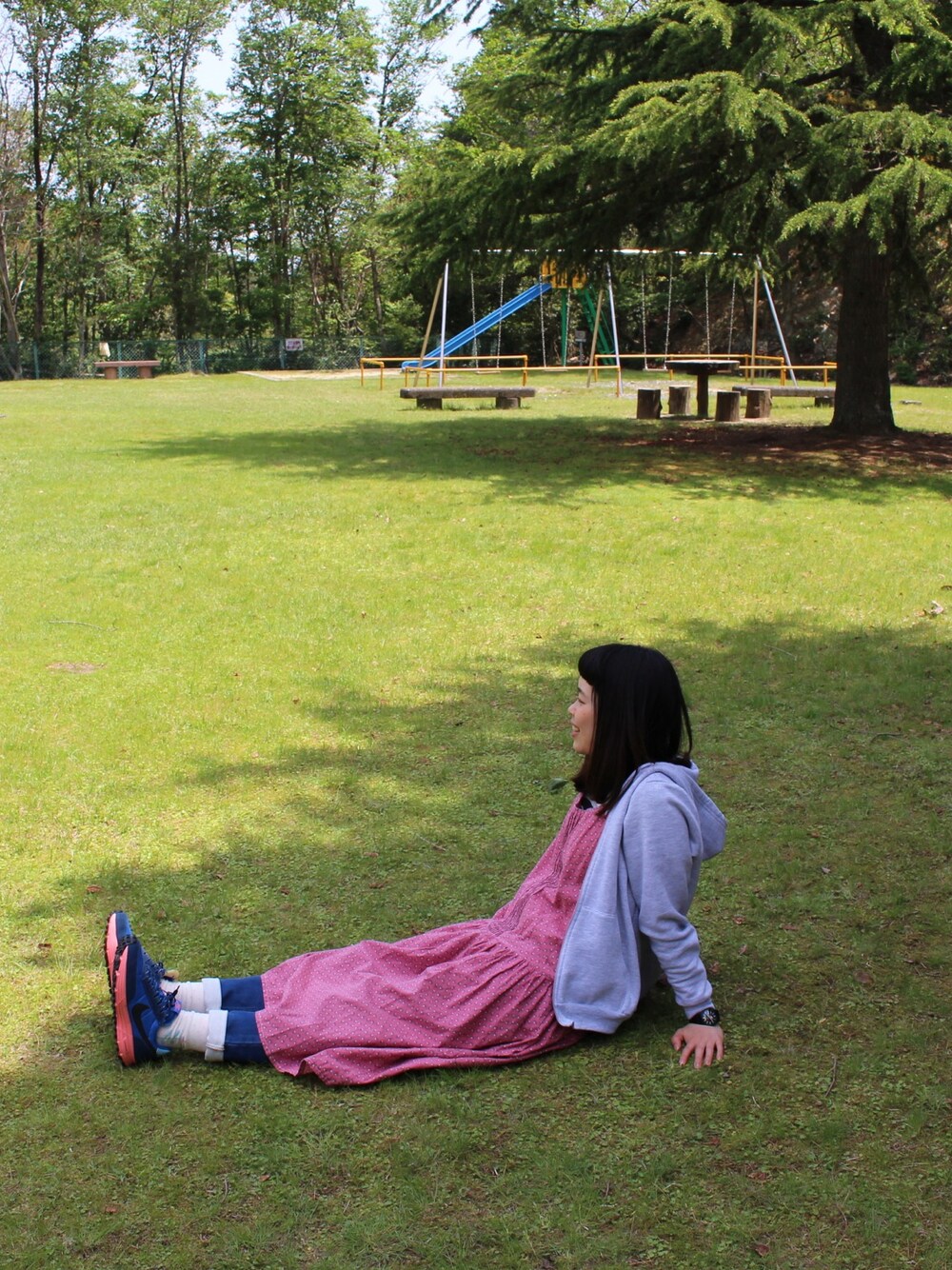「古着、ワンピース、American Apparel、ナイキ、バンドT、オンザ眉毛、ピクニックスタイル、ピンク×グレー、FREAK’Ｓ STORE、スニーカー×靴下」｜「American Apparelのパーカー（パーカー、グレー系）」を使った、えみりさん（レディース・158cm）の春コーディネートの1枚目の写真