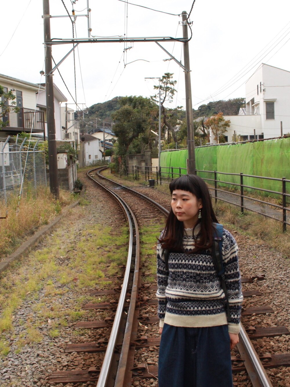 「ニット×シャツ、白シャツ、ワイドパンツ、Onitsuka Tiger、patagonia、lunch、オンザ眉毛、タッセルピアス、リュック、古着」｜「Onitsuka Tigerのアイテム（スニーカー、その他）」を使った、えみりさん（レディース・158cm）の秋コーディネートの1枚目の写真