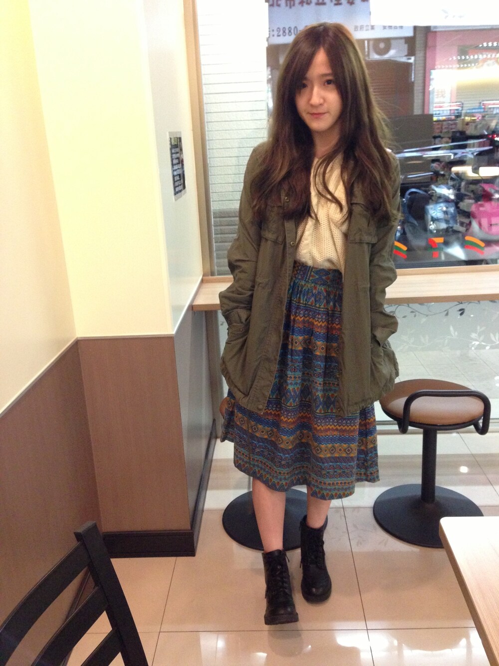 「UNIQLOのアイテム（ミリタリージャケット、グリーン系）」を使った、erika shihさん（レディース・160cm）の冬コーディネートの1枚目の写真