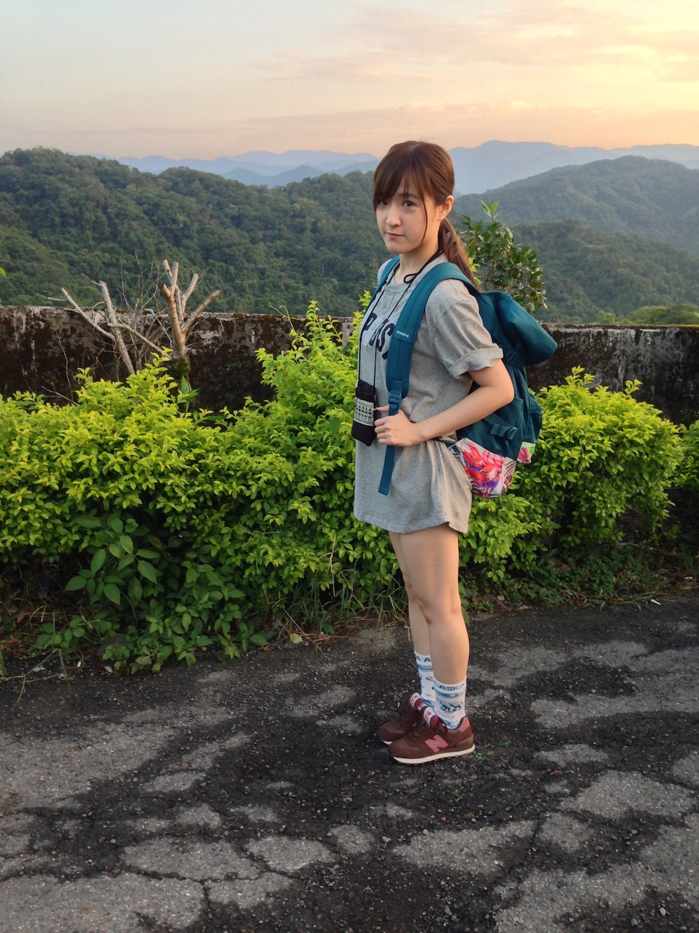 「GAP、New Balance」｜「GAPのアイテム（Tシャツ/カットソー、グレー系）」を使った、erika shihさん（レディース・160cm）の夏コーディネートの1枚目の写真