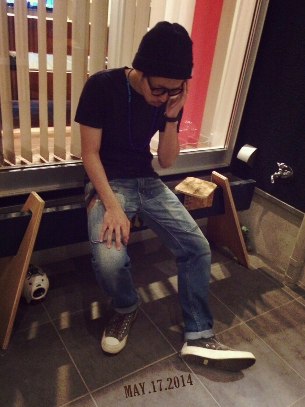 「ネイビー、visvim、fuelband、uniform experiment、ダテメガネ、帽子×メガネ、Tシャツ×デニム、青いTシャツ、無地T」｜「uniform experimentの無地T（Tシャツ/カットソー、ブルー系）」を使った、HALnon14さん（メンズ・170cm）の春コーディネートの1枚目の写真