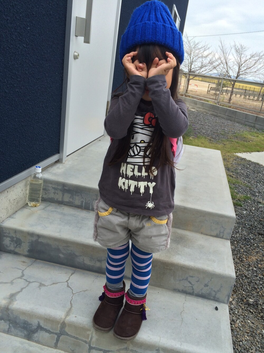 「4歳、プチプラ、ニット帽、キティーちゃん、GU、UNIQLO、西松屋、おんなのこ」｜「H&Mのアイテム（トップス、グレー系）」を使った、HALnon14さん（キッズ・100cm）の秋コーディネートの1枚目の写真