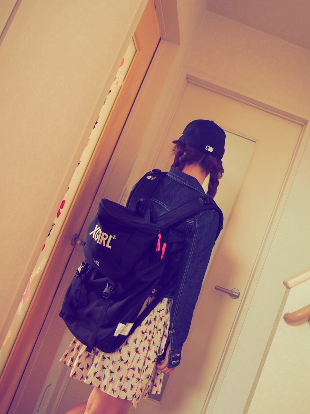 「リュック、ワンピース、幾何学模様、エックスガール(X-girl)」｜「X-girlのX-girl×NEW ERA RUCKSACK（バックパック/リュック、ブラック系）」を使った、みぽにょさん（レディース・159cm）の春コーディネートの1枚目の写真