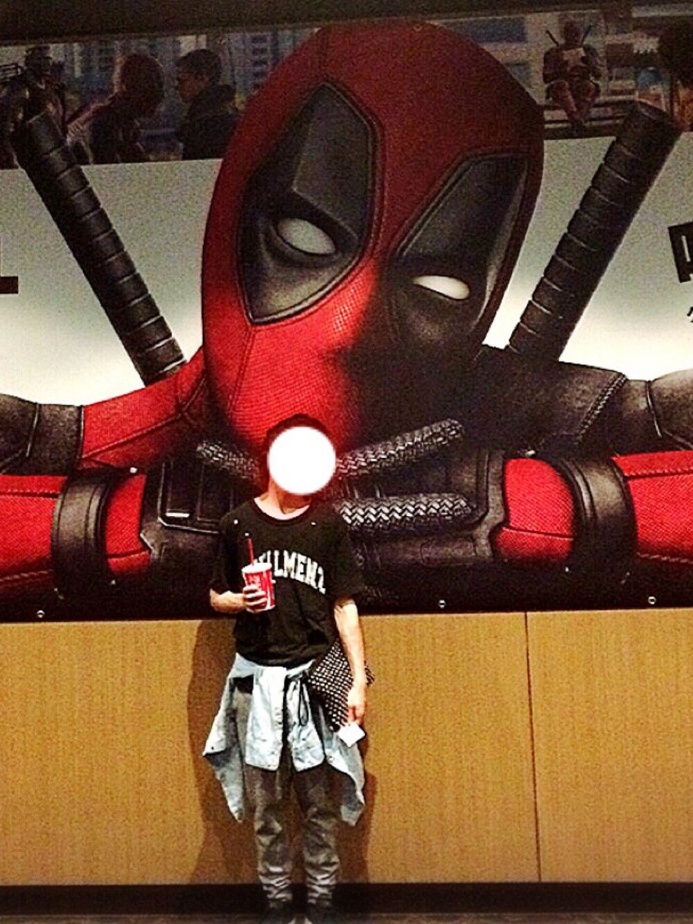 「デニムシャツ、腰巻きスタイル、イージーパンツ、ランニングシューズ、エアマックス、クラッチバッグ、デッドプール、deadpool」｜「DEADPOOLのアイテム（その他アンダーウェア/インナー、レッド系）」を使った、Kaiさん（メンズ・163cm）の夏コーディネートの1枚目の写真