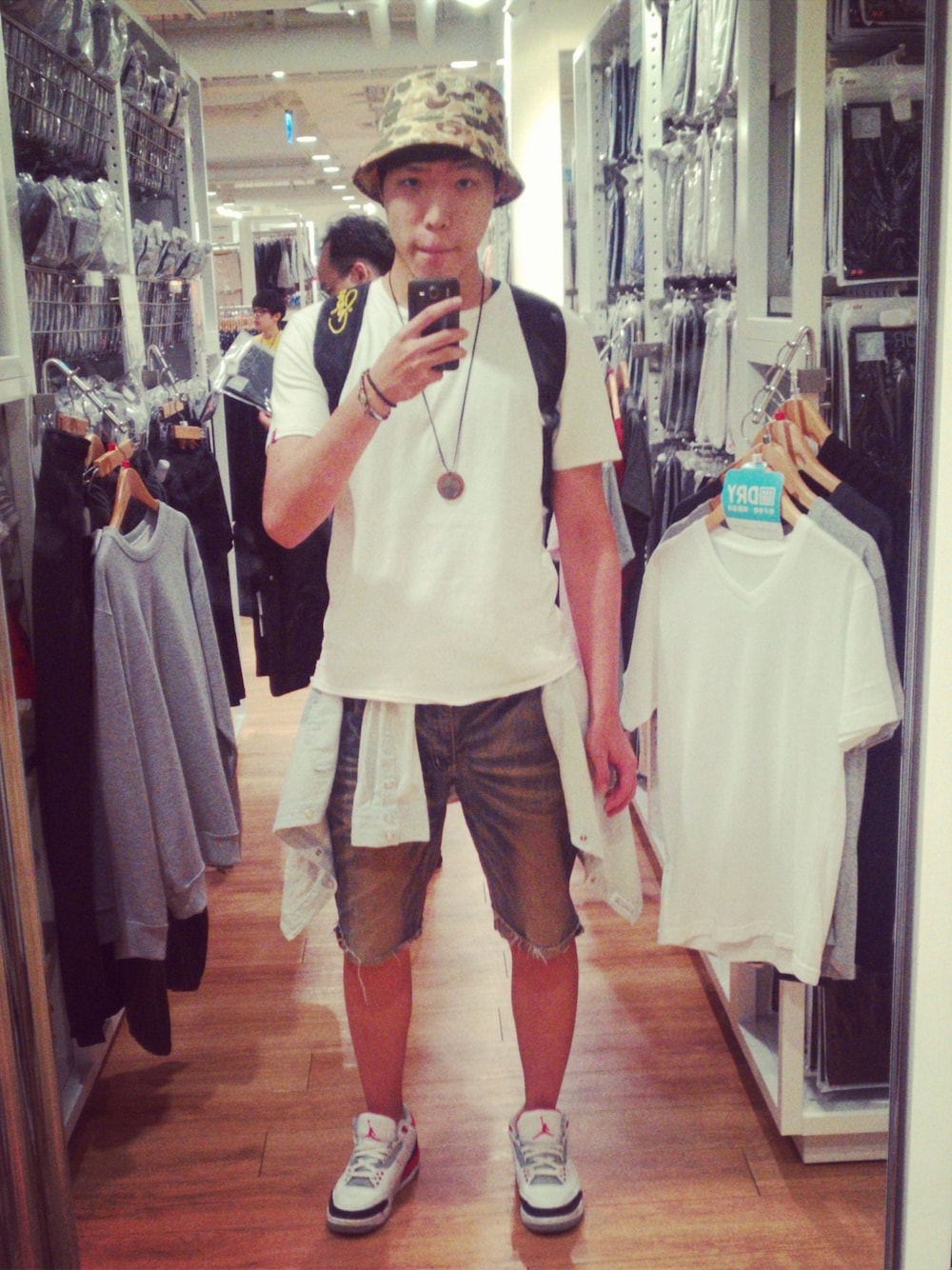 「AIR JORDAN、Levis、plain-me、Filter017」｜「Levi'sのアイテム（Tシャツ/カットソー、ホワイト系）」を使った、Lucas Linさん（メンズ・178cm）の夏コーディネートの1枚目の写真