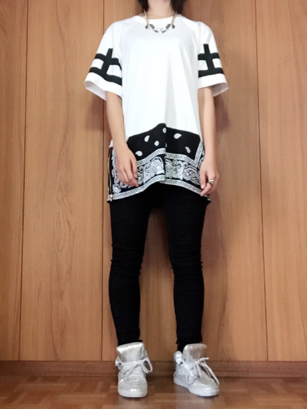ホワイト系のTシャツ/カットソー、ブラック系のその他パンツ、シルバー系のスニーカーを着用したレディースの夏コーディネートの1枚目の写真