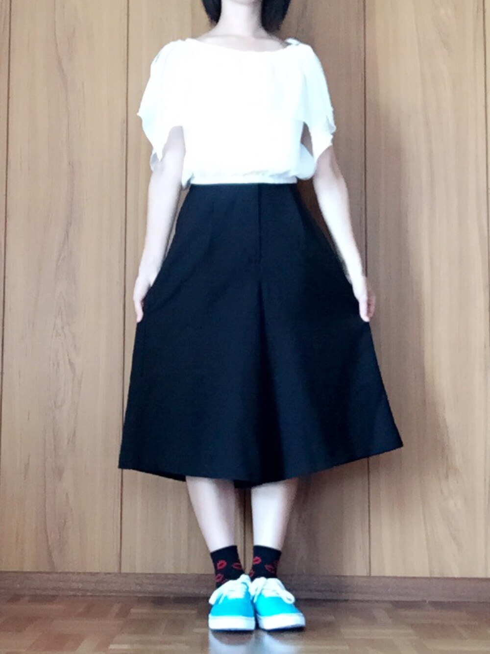 ホワイト系のトップス、ブラック系のパンツ、その他のスニーカーを着用したレディースの夏コーディネートの1枚目の写真