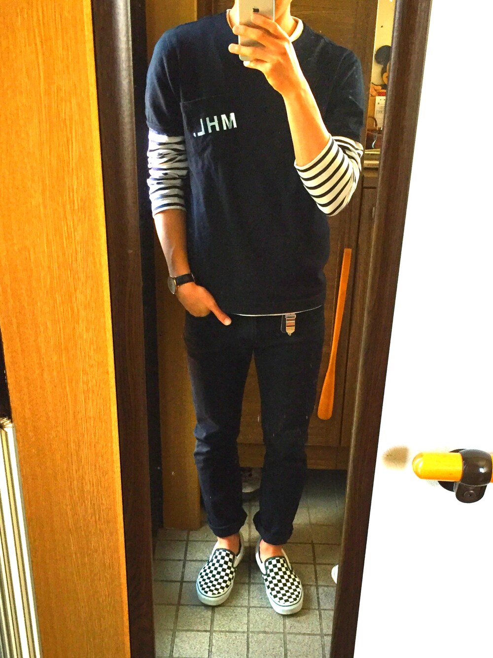「夏、黒Tシャツ、シンプルスタイル、MHL.、バンズ、スリッポン」｜「MHL.の＜MHL.＞ 17 LOGO TEE/Tシャツ（Tシャツ/カットソー、ブラック系）」を使った、🐶さん（メンズ・175cm）の夏コーディネートの1枚目の写真