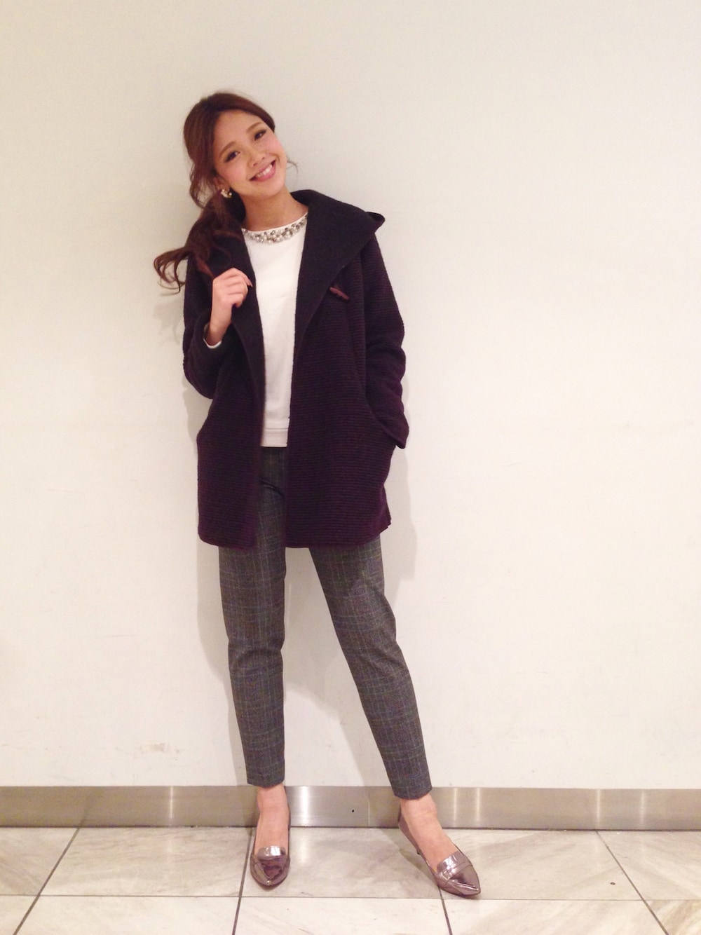 「パンプス、グレー、ローファー、秋のコーデ、ボルドー、シルバー、ビジュー、チェックパンツ、ootd、ゆったりコーデ」｜「Soareakのｽﾗｲﾊﾞｰﾌｰﾄﾞｶﾞｳﾝ（その他アウター、レッド系）」を使った、Yahhoさん（レディース・164cm）の秋コーディネートの1枚目の写真