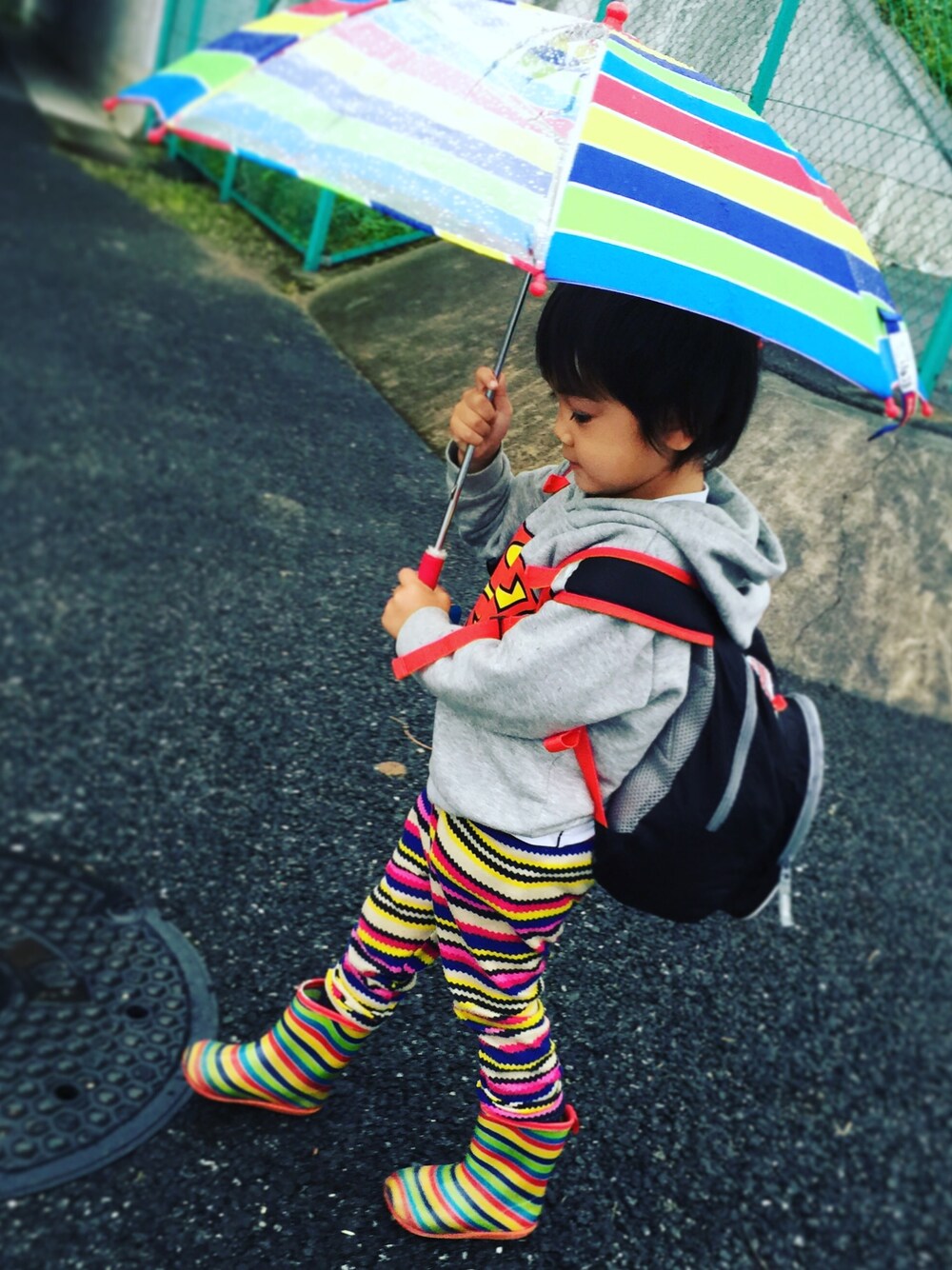 「レインボー、雨の日」｜「H&Mのアイテム（パーカー、グレー系）」を使った、UCOCOさん（キッズ・100cm）の秋コーディネートの1枚目の写真