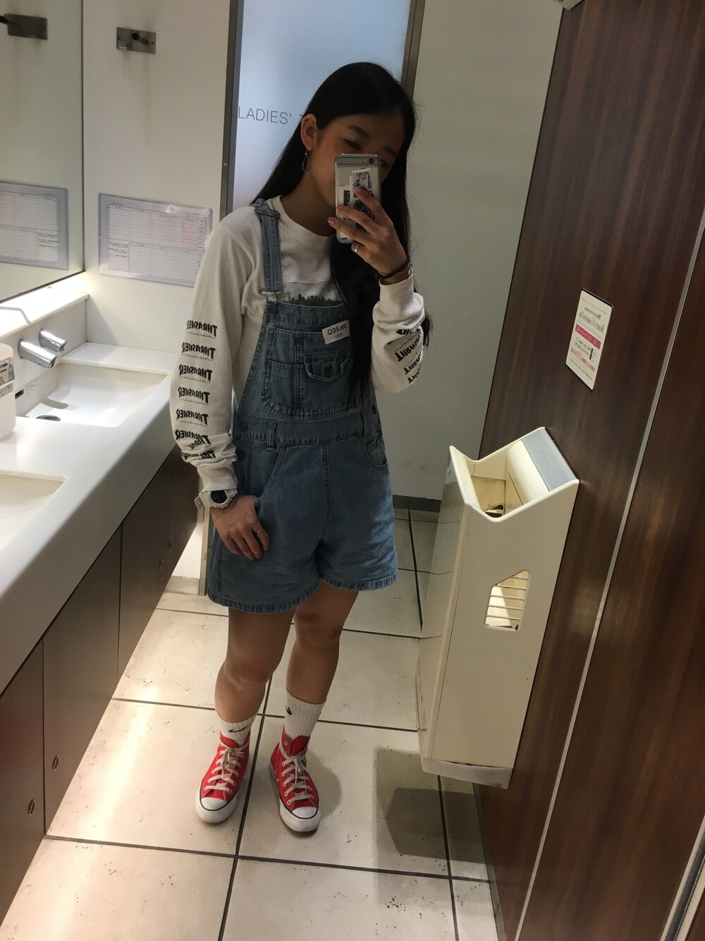 「THRASHER、オーバオール、古着、converse、red」｜「THRASHERのアイテム（トップス、ホワイト系）」を使った、Mikuさん（レディース・154cm）の春コーディネートの1枚目の写真